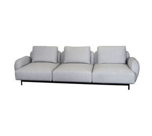 Tre-personers sofa i lysegrå med lave armlæn og sorte ben. Tre sæde- og ryghynder giver et let look.